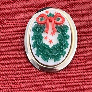 Vintage Gold Tone Christmas Wreath  Brooch Pin.